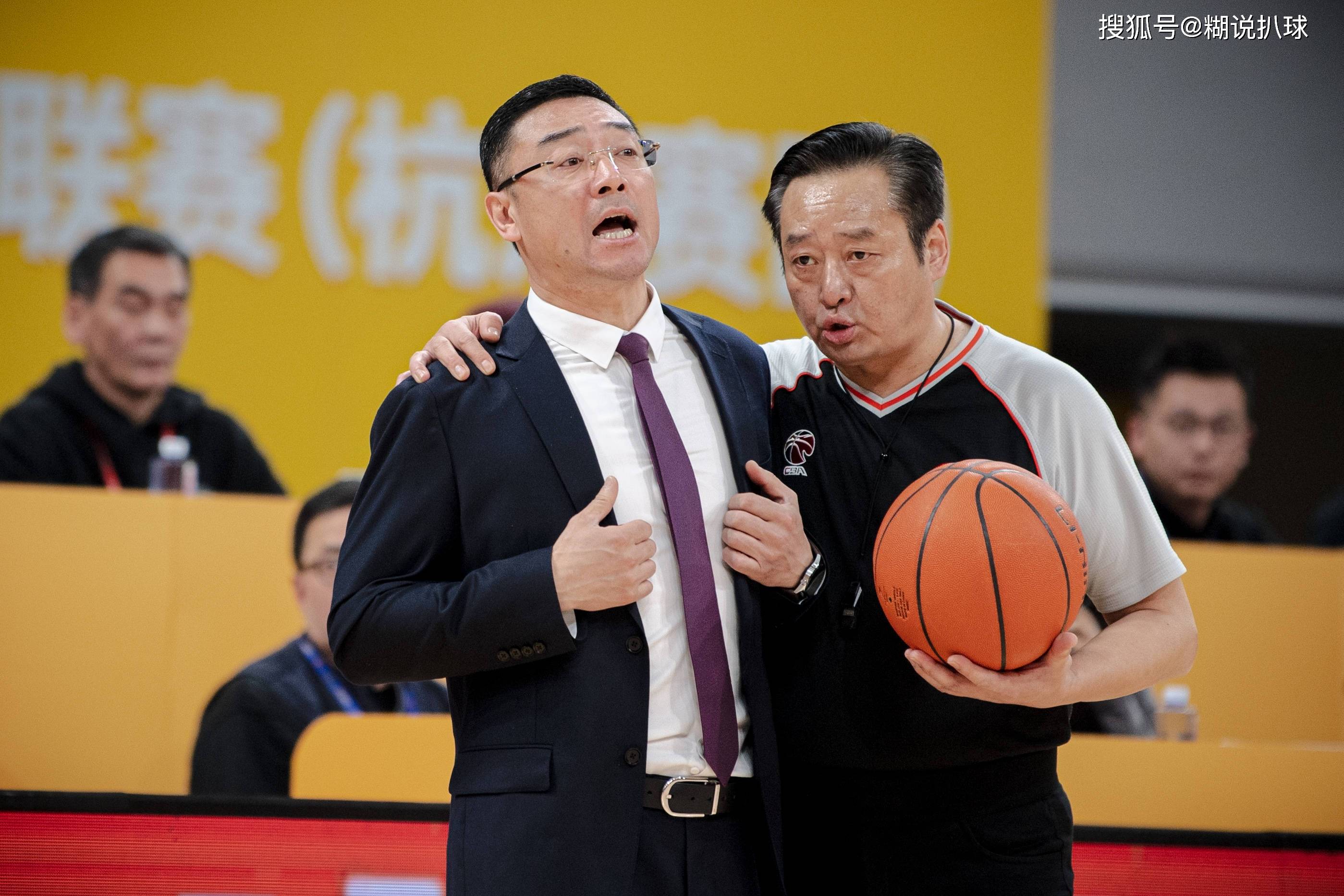 北京首钢训练开放日；赛前队长鼓劲引欢呼；CBA常规赛在即；临场指挥获称赞的简单介绍