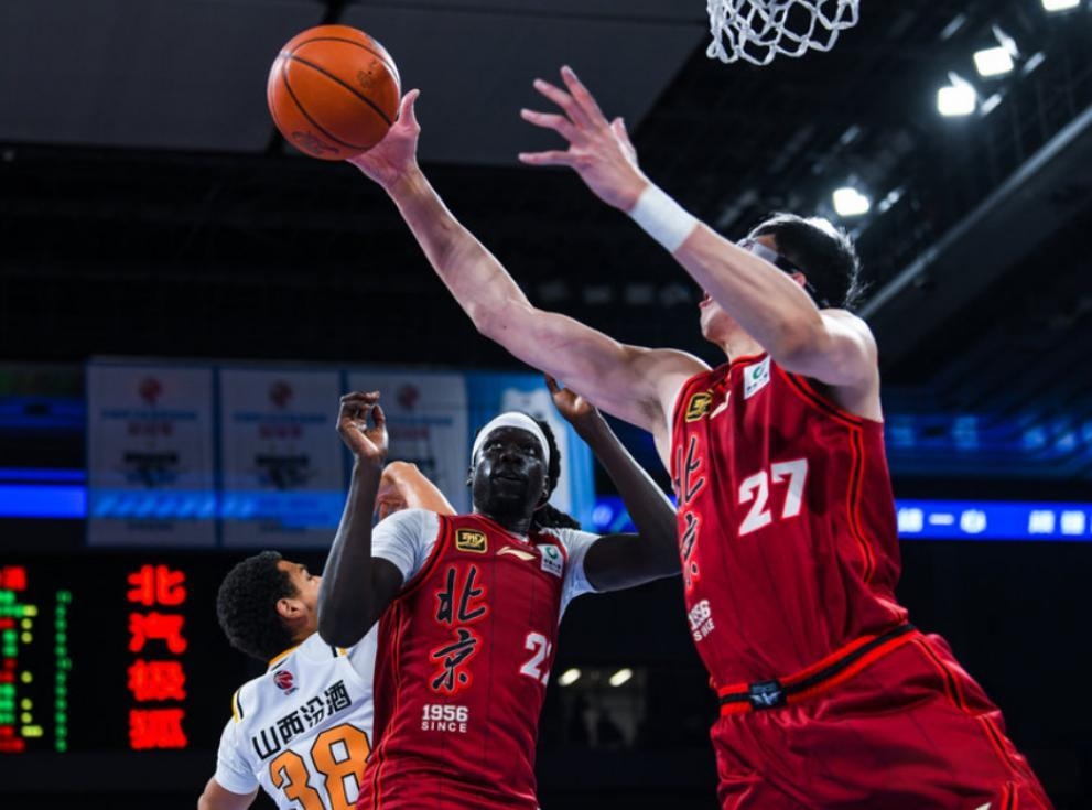 北京首钢训练开放日；赛前队长鼓劲引欢呼；CBA常规赛在即；临场指挥获称赞的简单介绍