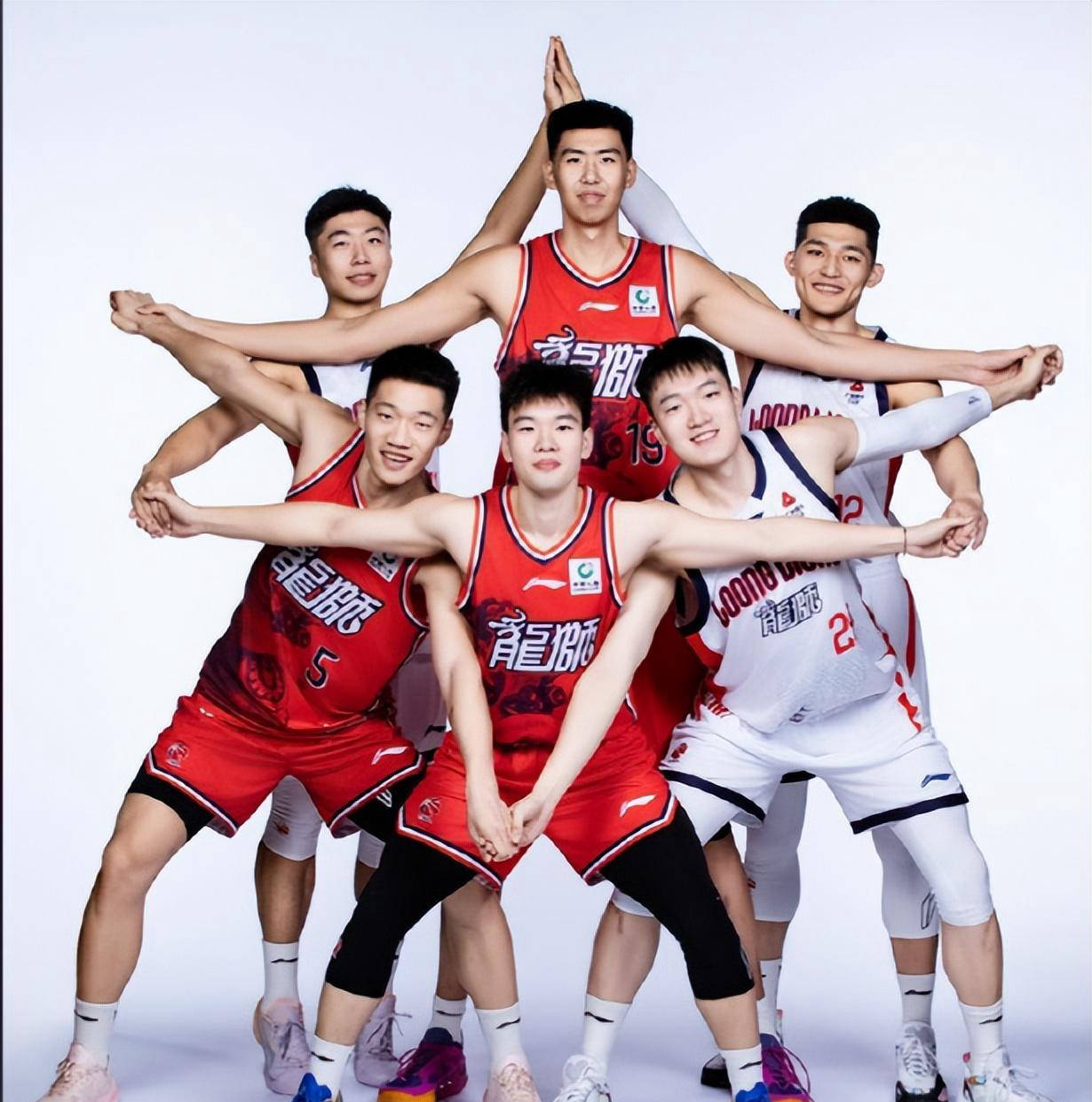 加时末段里尔防线松动广东宏远豪取连胜备战全明星赛，今晨上海海港手感冰凉——欧联节点到来看傻球迷的简单介绍